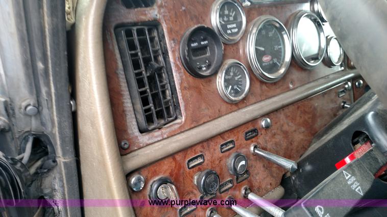 image for item L7497 2003 Peterbilt 379 semi truck