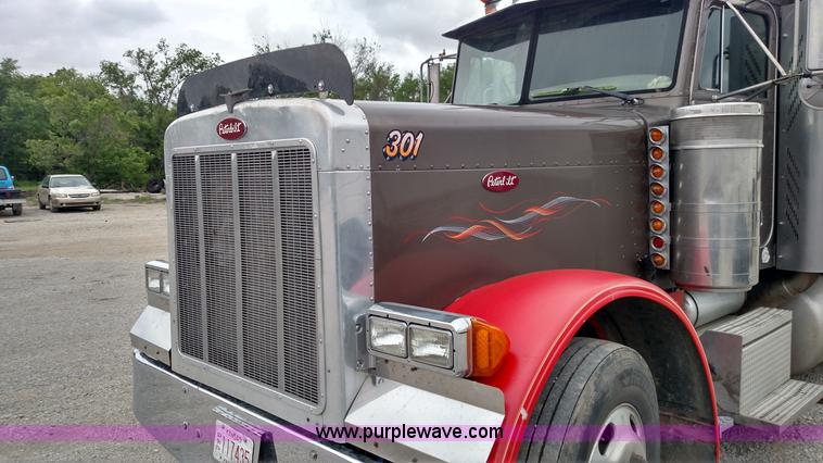 image for item L7497 2003 Peterbilt 379 semi truck