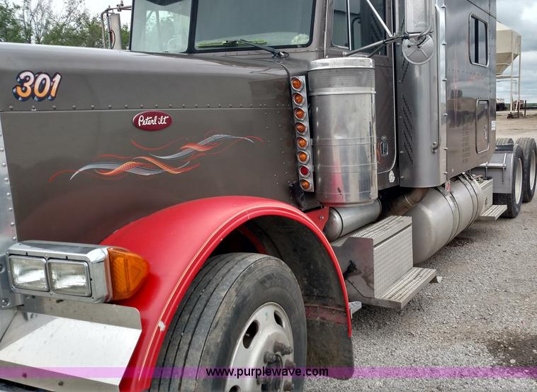 image for item L7497 2003 Peterbilt 379 semi truck