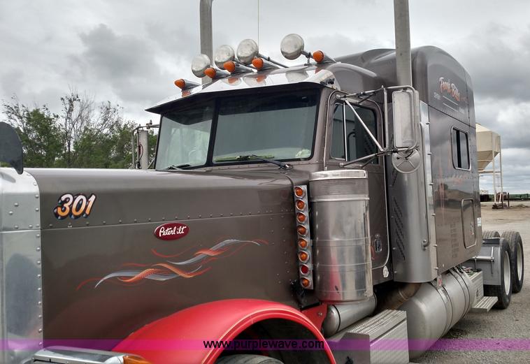 image for item L7497 2003 Peterbilt 379 semi truck