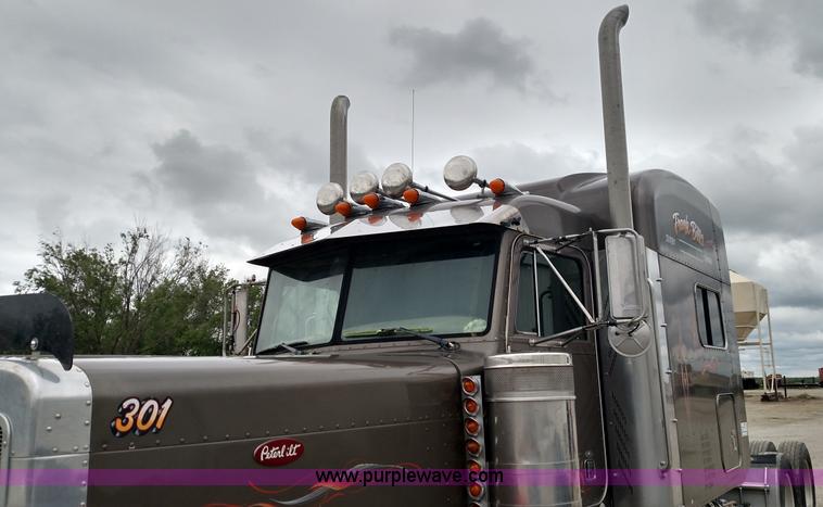 image for item L7497 2003 Peterbilt 379 semi truck