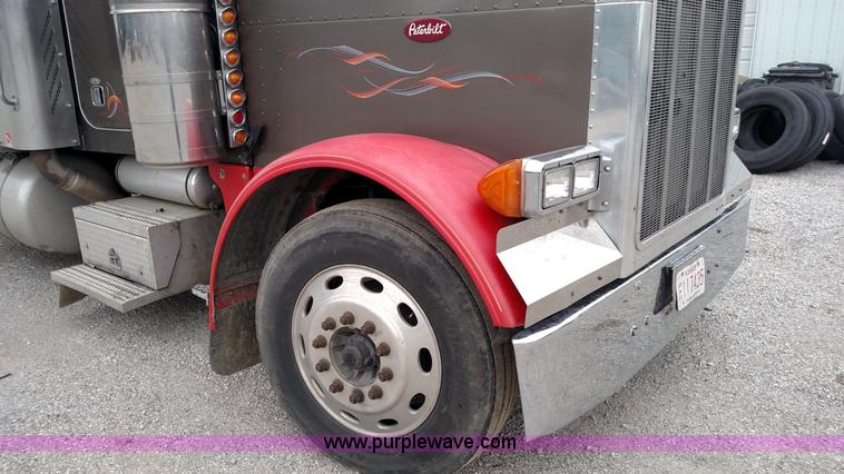 image for item L7497 2003 Peterbilt 379 semi truck