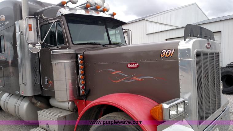 image for item L7497 2003 Peterbilt 379 semi truck