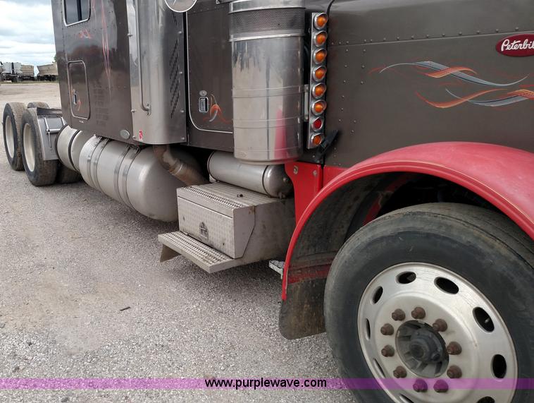 image for item L7497 2003 Peterbilt 379 semi truck