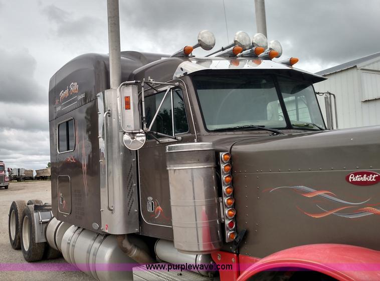 image for item L7497 2003 Peterbilt 379 semi truck