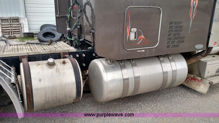 image for item L7497 2003 Peterbilt 379 semi truck
