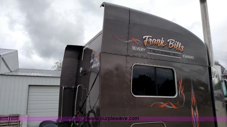 image for item L7497 2003 Peterbilt 379 semi truck