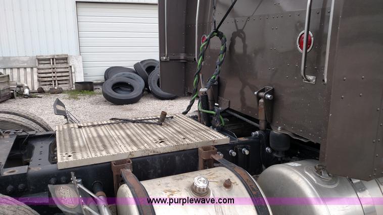 image for item L7497 2003 Peterbilt 379 semi truck