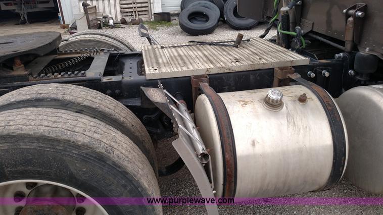 image for item L7497 2003 Peterbilt 379 semi truck