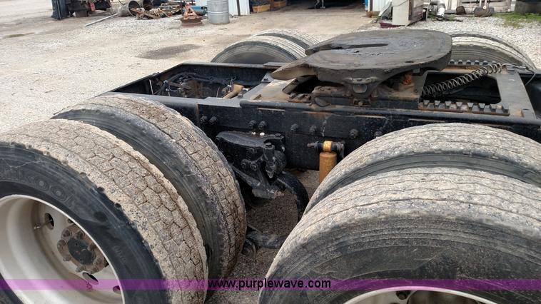 image for item L7497 2003 Peterbilt 379 semi truck