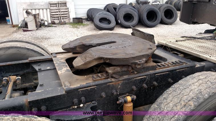 image for item L7497 2003 Peterbilt 379 semi truck