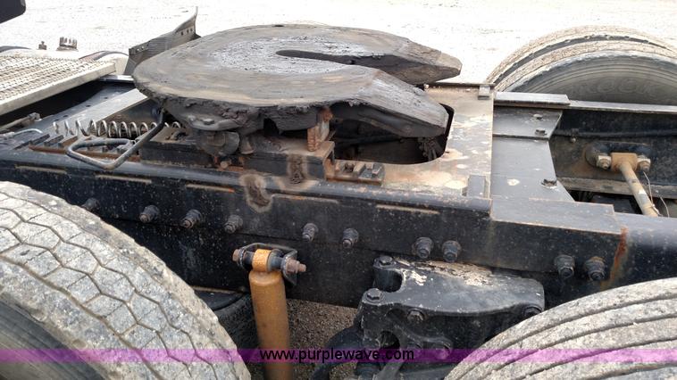 image for item L7497 2003 Peterbilt 379 semi truck