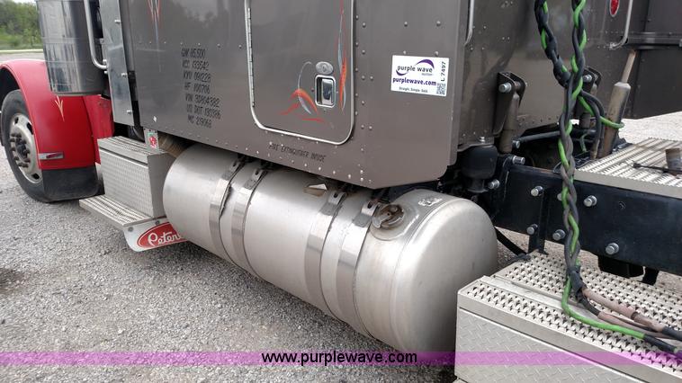 image for item L7497 2003 Peterbilt 379 semi truck