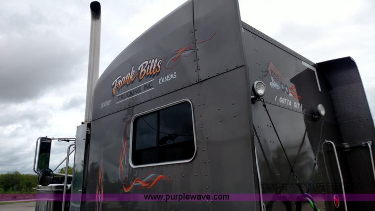 image for item L7497 2003 Peterbilt 379 semi truck