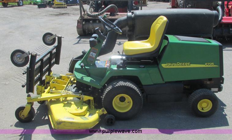 image for item K4687 John Deere F725 lawn mower