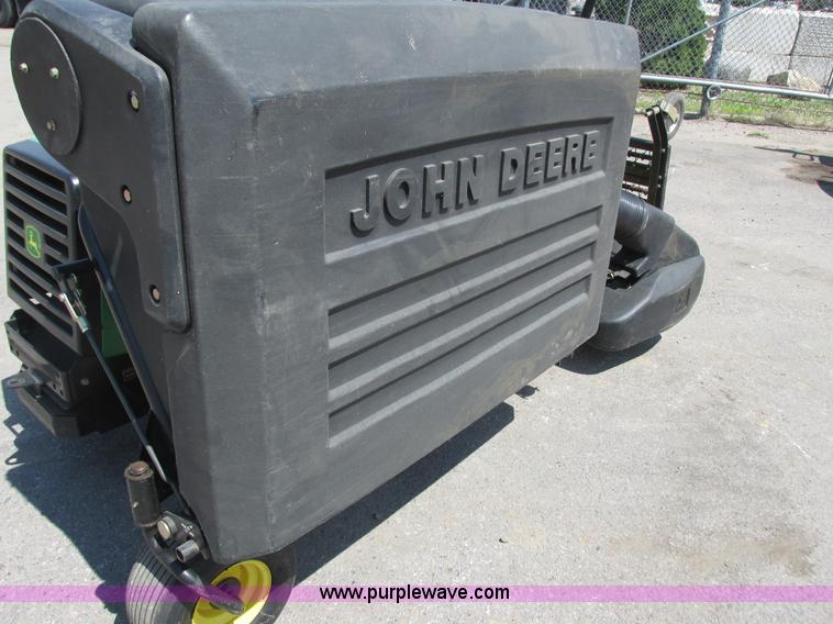 image for item K4687 John Deere F725 lawn mower