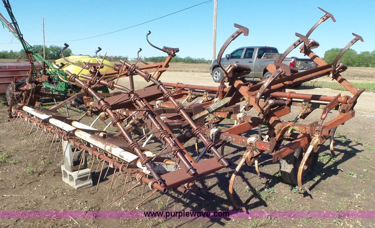 image for item AV9759 International 45 Vibra Shank field cultivator