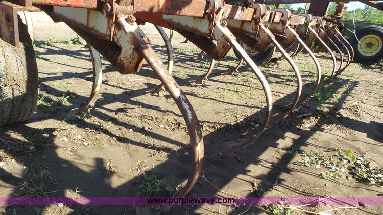 image for item AV9759 International 45 Vibra Shank field cultivator