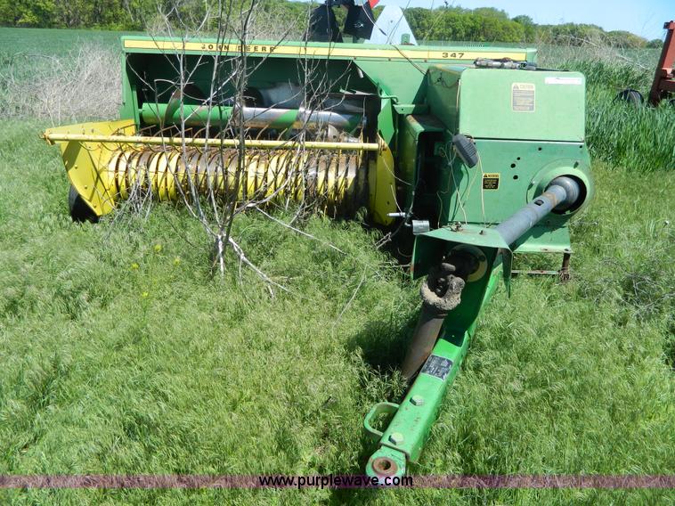 image for item BQ9862 John Deere 347 small square baler