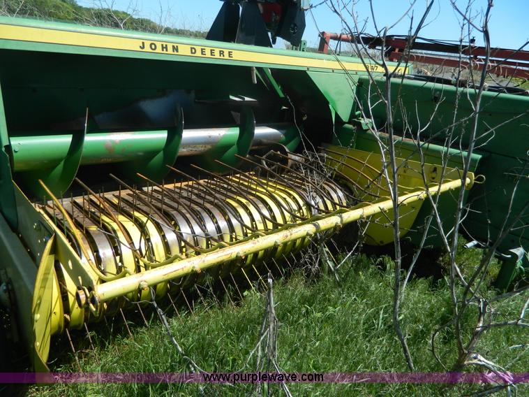 image for item BQ9862 John Deere 347 small square baler