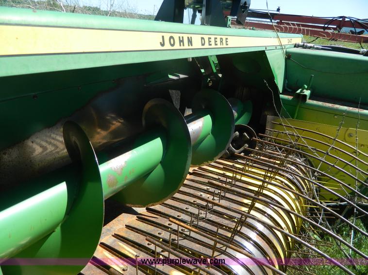 image for item BQ9862 John Deere 347 small square baler
