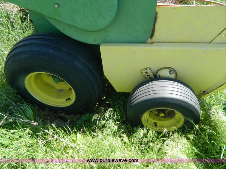 image for item BQ9862 John Deere 347 small square baler