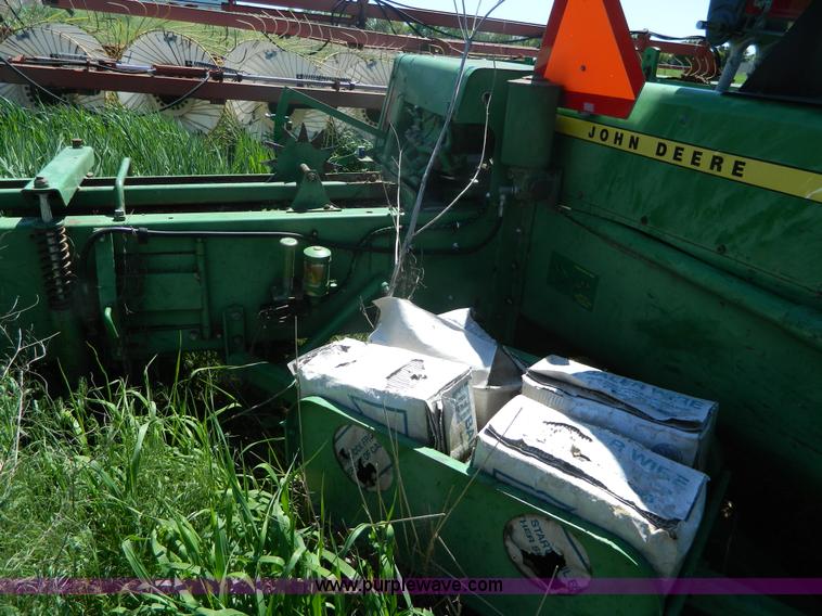 image for item BQ9862 John Deere 347 small square baler