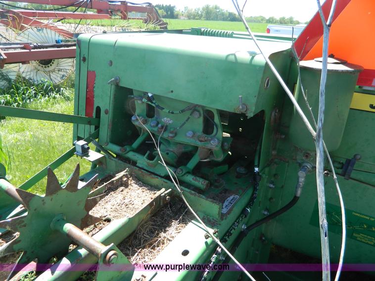 image for item BQ9862 John Deere 347 small square baler