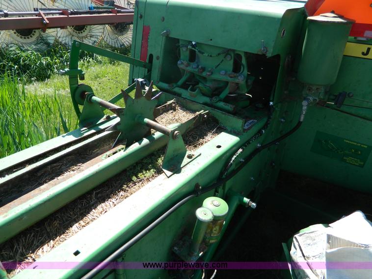 image for item BQ9862 John Deere 347 small square baler