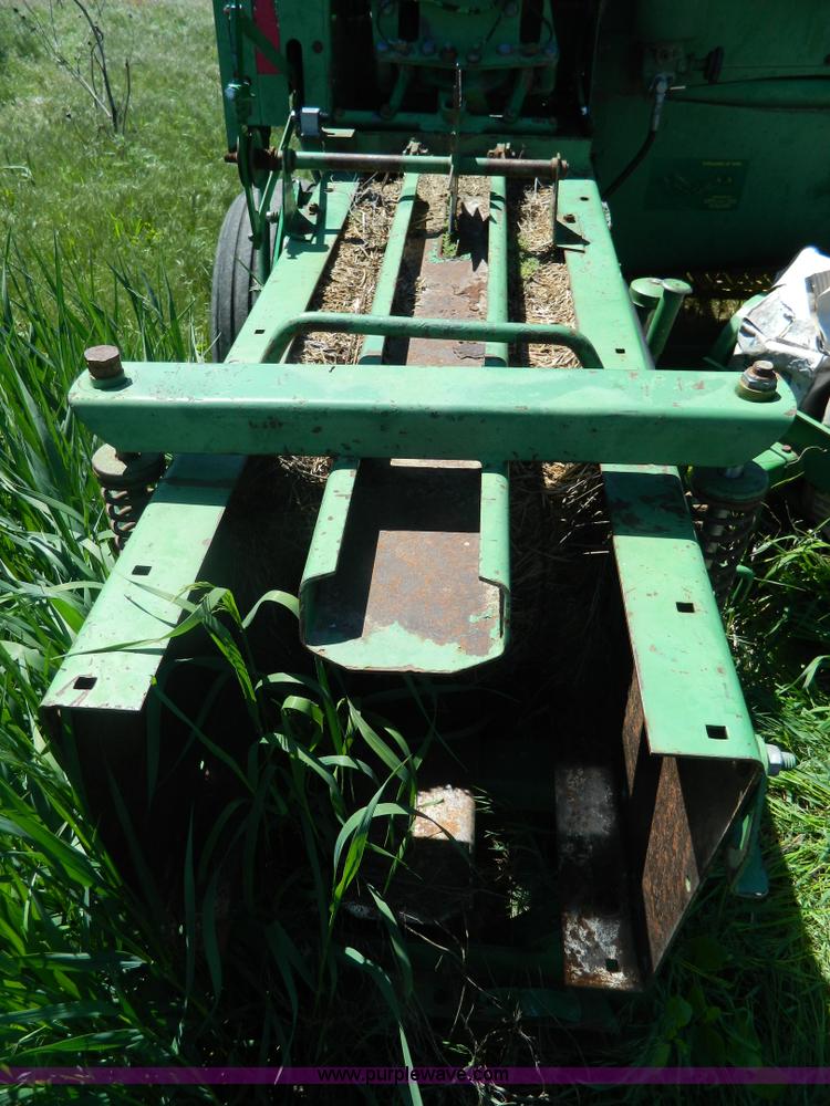 image for item BQ9862 John Deere 347 small square baler