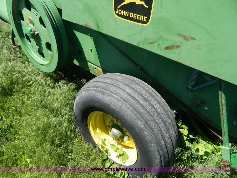 image for item BQ9862 John Deere 347 small square baler