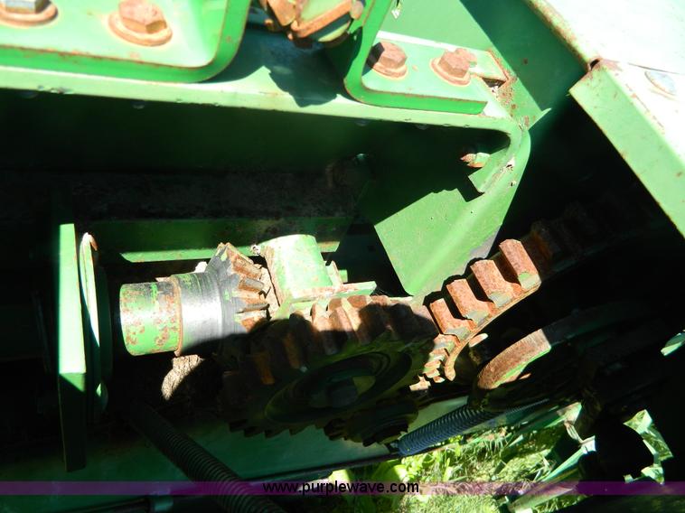 image for item BQ9862 John Deere 347 small square baler