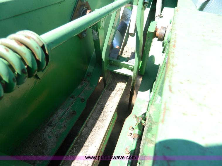 image for item BQ9862 John Deere 347 small square baler