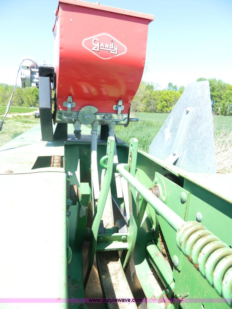 image for item BQ9862 John Deere 347 small square baler