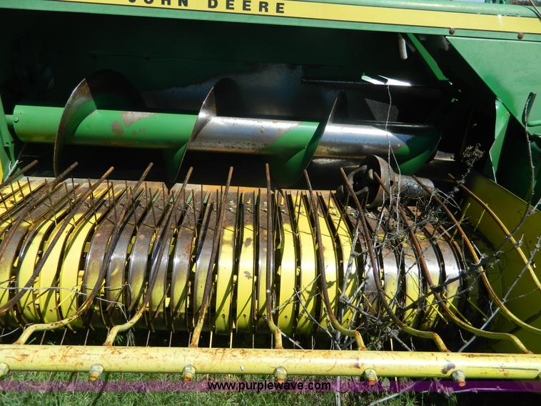 image for item BQ9862 John Deere 347 small square baler