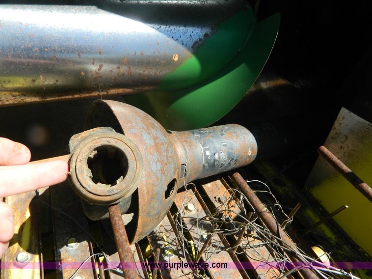 image for item BQ9862 John Deere 347 small square baler