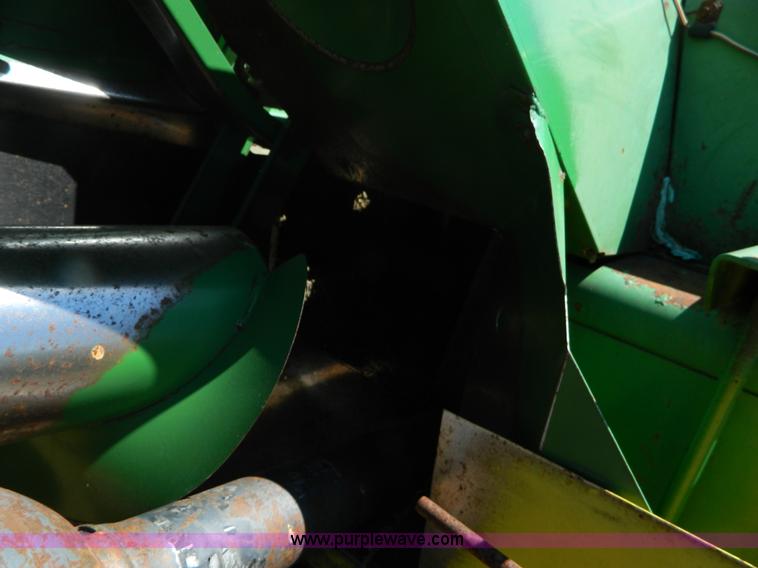 image for item BQ9862 John Deere 347 small square baler