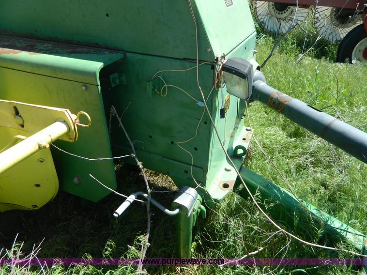 image for item BQ9862 John Deere 347 small square baler