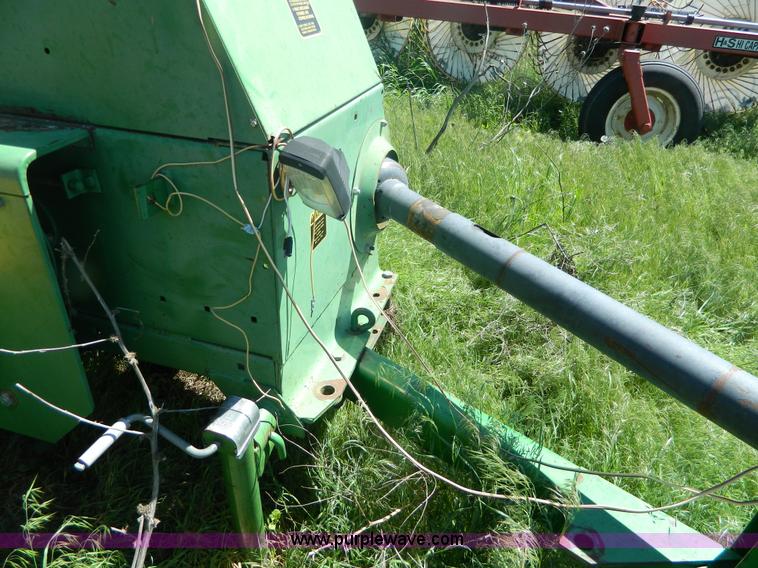 image for item BQ9862 John Deere 347 small square baler