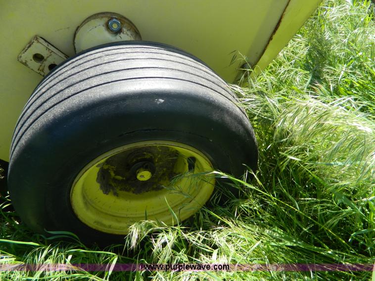 image for item BQ9862 John Deere 347 small square baler