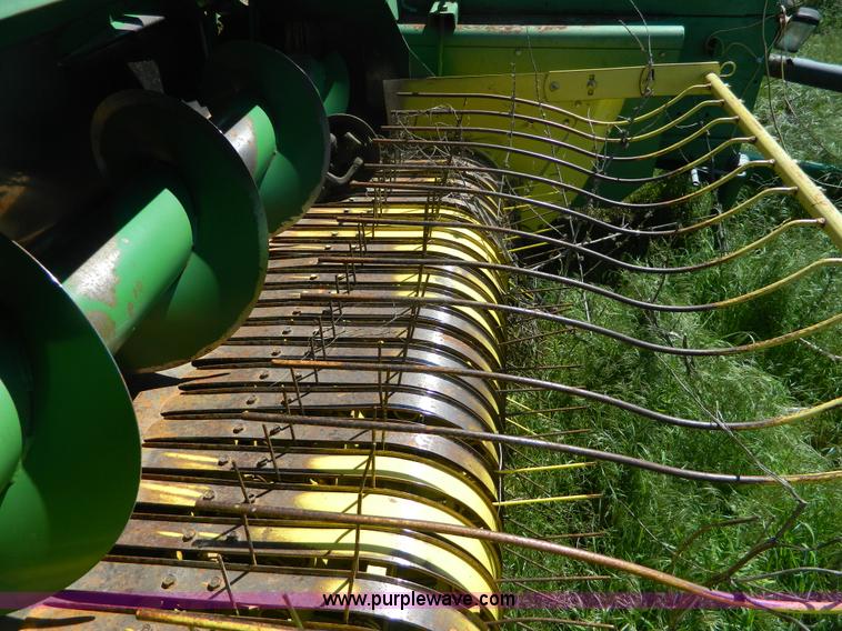 image for item BQ9862 John Deere 347 small square baler