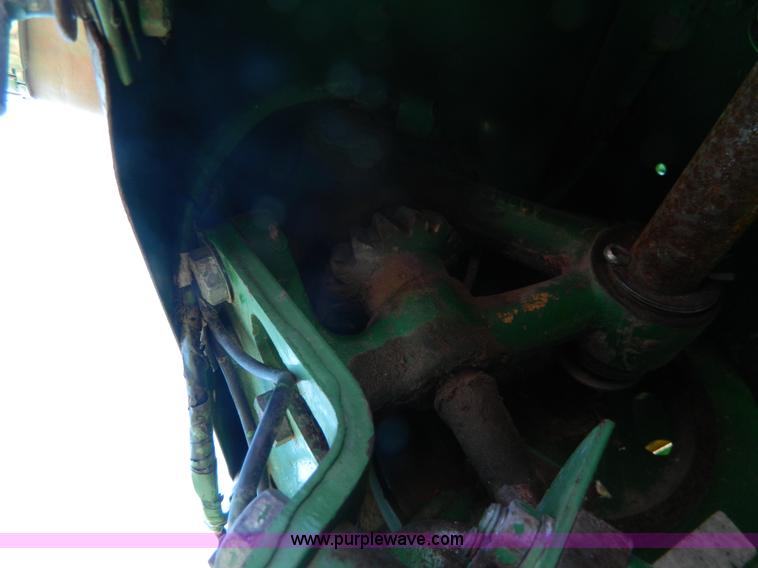 image for item BQ9862 John Deere 347 small square baler