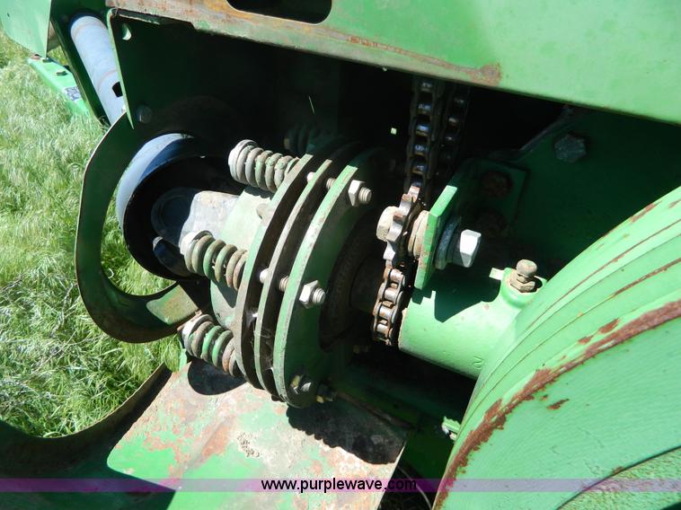 image for item BQ9862 John Deere 347 small square baler