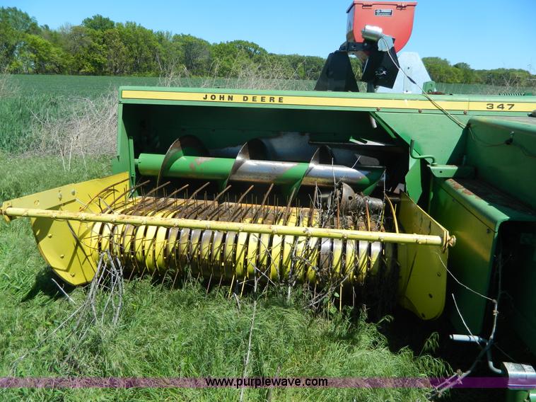 image for item BQ9862 John Deere 347 small square baler