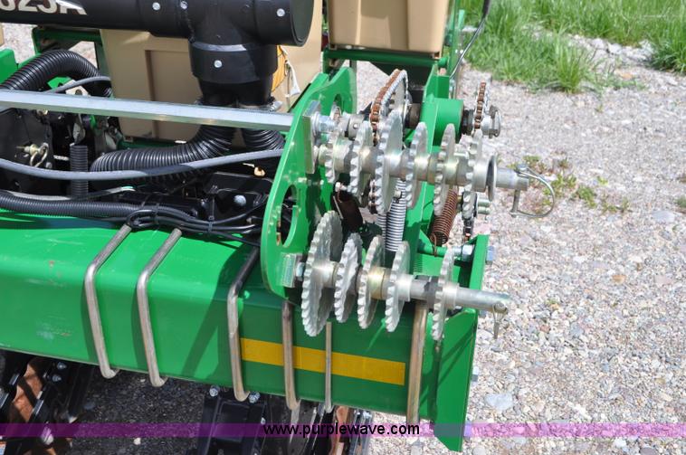 image for item G7355 2011 Great Plains YP825A3P-16TR twin row planter