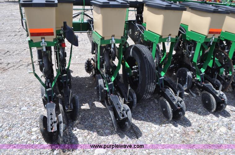 image for item G7355 2011 Great Plains YP825A3P-16TR twin row planter