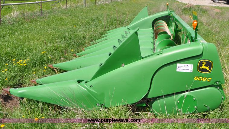 image for item G7356 2011 John Deere 608C corn head