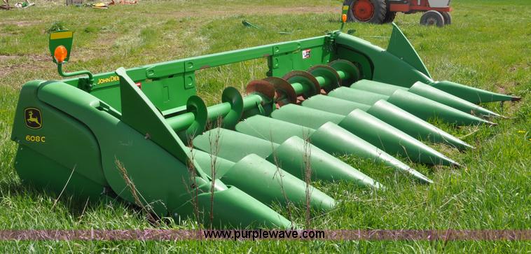 image for item G7356 2011 John Deere 608C corn head