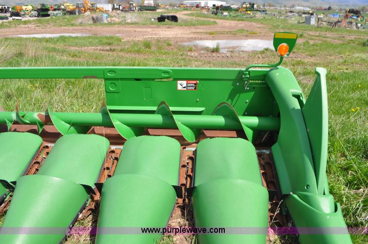 image for item G7356 2011 John Deere 608C corn head