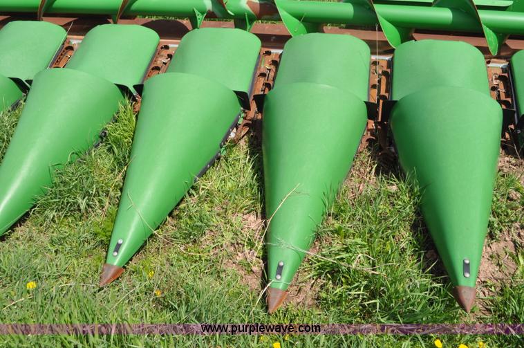 image for item G7356 2011 John Deere 608C corn head